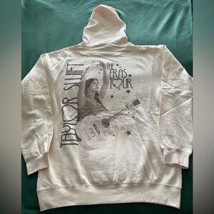 TAYLOR SWIFT | THE ERAS TOUR HEART
PHOTO HOODIE